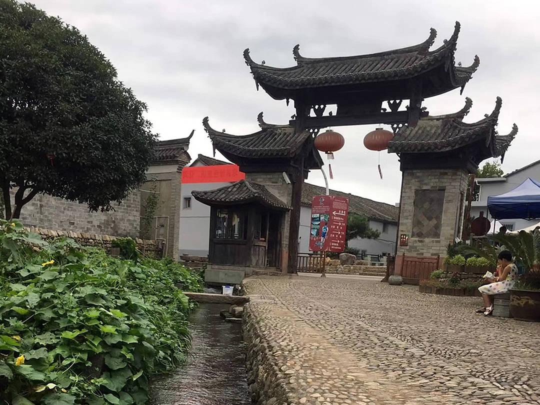 迷路的可爱男孩